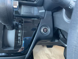 インテリジェントキーのプッシュスタートスイッチです。エンジンの始動はブレーキペダルを踏みながらこのスイッチを押すだけで始動できます