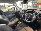 ステアリングを握ればJeepワールドが目の前に広がります。
