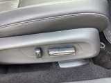 自社整備工場で点検整備をおこなってからお渡ししています。車検が残っている場合は『12ヶ月点検整備』を、車検整備付きの場合は『車検整備』をおこないます。整備費用は車両本体価格に含まれています。