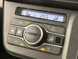 【オートエアコン】一度お好みの温度に設定すれば、車内の温度を検知し風量や温度を自動で調整。暑い…寒い…と何度もスイッチ操作をする必要はありません。快適な車内空間には必須の機能ですね♪