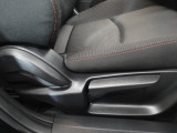 運転席にはドライバーの体型や好みに応じて前後方向だけでなく、高さの調整ができるシートリフターを装備!