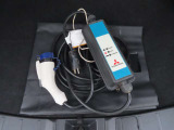 3kW充電器が付属します。(ご家庭での使用は200Vコンセントが必要です。)