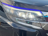 【LEDヘッドライト】悪天候や夜間走行時も良好な視界を確保し安心して運転できる高輝度LEDヘッドライトを装備!点灯速度が早く、消費電力も抑えられています。
