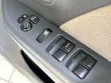 【電動格納ミラー】サイドミラーは電動格納式となっており、狭い駐車場でもキズがつくリスクを抑えられます。