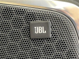 【JBLプレミアムサウンドシステム】「GreenEdgeテクノロジー」に基づいて従来の半分の電流で約2倍の高出力を可能にする超高効率のサウンドで室内空間に高級な音響を届けてくれます♪