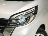 【LEDヘッドライト】悪天候や夜間走行時も良好な視界を確保し安心して運転できる高輝度LEDヘッドライトを装備!点灯速度が早く、消費電力も抑えられています。