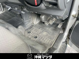 純正フロアマットはラバータイプです。新品もご注文頂けます。