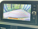 【バックカメラ】駐車時に後方がリアルタイム映像で確認できます。大型商業施設や立体駐車場での駐車時や、夜間のバック時に大活躍!運転スキルに関わらず、今や必須となった装備のひとつです!