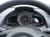 シンプルで見やすいメーターパネルは、運転中に視線を大きく動かす必要がありません。必要な情報をすぐに確認できるので、運転に集中できます。
