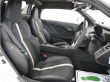 横Gを受けるワインディング走行時でも正確な運転操作を可能にするため、シートのホールド感を高め、ドライバーの腰を安定させることを追求した専用のスポーツシートです。