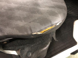 運転席シートの角にほつれがあります。現車にてご確認をお願い致します。
