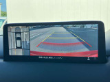 360°ビューモニターでは、両サイドとフロント、バックカメラの合成で、あたかも上空から見下ろした様に周囲を確認して頂けます。駐車場だけでなく、T字路等でも活躍のアイテムです!