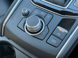 手元には運転姿勢を崩さずに操作していただける、ロータリーコマンダースイッチが装備されております。