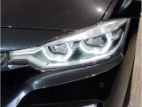【LEDヘッドライト】先進のLEDテクノロジーを採用。放射される白色光の周波特性は太陽光に近く、バイキセノン・ヘッドライトを上回るコントラストで更に明るく輝きます!