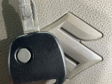 【キーレス】少し離れた場所からでもボタン一つでドアの開錠・施錠ができるのでとっても便利!ドアの鍵穴周りに傷をつけることもありません♪
