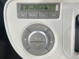 【オートエアコン】一度お好みの温度に設定すれば、車内の温度を検知し風量や温度を自動で調整。暑い…寒い…と何度もスイッチ操作をする必要はありません。快適な車内空間には必須の機能ですね♪