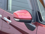 対向車や歩行者が認識しやすいサイドターンランプ付カラードドアミラー