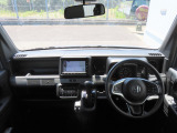 【インパネ周り】広々とした視界性の良い運転席です。ゆったりとした快適な乗り心地で運転できます。慣れ親しんだ道具のように使いやすく、傷や汚れに強い内装の仕上げなど、細部までこだわってデザインしています。