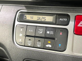 【オートエアコン】一度お好みの温度に設定すれば、車内の温度を検知し風量や温度を自動で調整。暑い…寒い…と何度もスイッチ操作をする必要はありません。快適な車内空間には必須の機能ですね♪