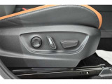 【パワーシート】無段階でシートポジションの調整が可能です。運転しやすいベストポジションを見つけて、快適なドライブを楽しんでください。