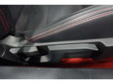 ドライバーシートの高さは調整機能もついておりますので、小柄な方でも運転しやすい姿勢に合わせられます。