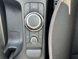 手元には運転姿勢を崩さずに操作していただける、ロータリーコマンダースイッチが装備されております。