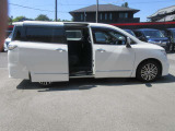 ABSとは、アンチロック・ブレーキシステムの略。フルブレーキ時に車輪のロックを防ぐことで、車両の安定を図るとともに操舵を可能にする装置。各車輪ごとに制御され、悪天候時など特に効果が大きい。