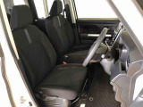 運転席の座面高さを調整できるシートリフターが付いています。