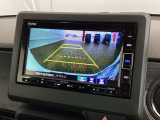 リバースギアに入れるだけで後方の表示へ切り替わります。夜間や雨の日の駐車も楽になりますよ。