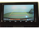 バックガイドモニター(バックモニター)付き。車両後方の映像をナビ画面に表示し、駐車などの後退操作をサポートします。