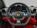 操作系が集約されたステアリングホイールです。ウインカー、ワイパー、オーディオコントロールなどの機能を集約させたステアリングです。