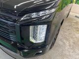 【LEDヘッドライト】悪天候や夜間走行時も良好な視界を確保し安心して運転できる高輝度LEDヘッドライトを装備!点灯速度が早く、消費電力も抑えられています。