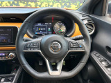【純正革巻きステアリング】上質な革を使用することで、手にしっかり馴染みとても運転しやすいハンドルです♪