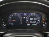 メーター左側にオーディオなどのインフォテインメント系、右側にHondaSENSINGやナビなど運転支援系の情報を表示。ステアリングスイッチの位置と連携させることで直感的な操作をサポートします。