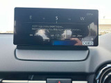 お手元のスマートフォンと接続して頂く事で使用可能な「Apple CarPlay/Android Auto」電話の応答は勿論、メッセージの受信やLINE、音楽接続からナビアプリの使用まで幅広く活躍致します。
