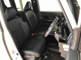 運転席の座面高さを調整できるシートリフターが付いています。フロントシートはベンチシートを採用で、座面も広く使い勝手もいいですよ♪