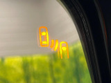 【ブラインドスポットワーニング】走行中、ドアミラーの死角になりやすい箇所に後続車が接近するとサイドミラー付近に警告を表示、ドライバーに注意喚起をしてくれます。