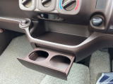 【コップホルダー】運転中でも飲み物を手の届く場所に置いておくことができます。