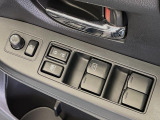 【電動格納ミラー】サイドミラーは電動格納式となっており、狭い駐車場でもキズがつくリスクを抑えられます。