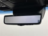 【デジタルインナーミラー】車両後方カメラの映像をルームミラーに映すことが出来ます。 そのため、後席に人や荷物があって後方が見えづらい場合でもしっかり視界を確保することが出来ます。