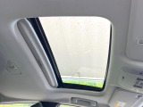 【サンルーフ】開放感たっぷりの希少装備、サンルーフが装着されています!車内に明かりを取り入れたり景色を楽しむ以外にも、車内の空気も簡単に換気できて快適です!