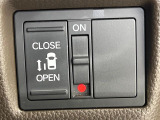 【パワースライドドア】スマートキーや運転席のスイッチでスライドドアの開閉が可能♪電動だから力を入れてドアを開ける必要が無く、小さいお子様でも、重い荷物を持っている時もラクに開け閉めできます♪