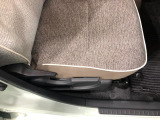 痛みの出やすい運転席シートの角、フロアマット、座面、ともに良好です