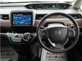 運転にかかわる様々な操作を安全に行えるように視点移動が少なく、操作性に配慮されたスイッチ類が凝縮されたコクピットです。