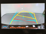 【バックガイドモニター】後方の映像をナビ画面に表示するだけでなく、ステアリング操作に連動して動くガイド線も同時に表示!予想進路の確認をしながら後退できるので便利です!