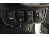 オートマチックハイビームとは、先行車や対向車のライトを認識し、ハイビームとロービームを自動で切り替える機能です。夜道の視界を確保します。詳細は販売店スタッフまでおたずねください。
