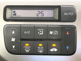 【オートエアコン】一度お好みの温度に設定すれば、車内の温度を検知し風量や温度を自動で調整。暑い…寒い…と何度もスイッチ操作をする必要はありません。快適な車内空間には必須の機能ですね♪