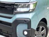 【LEDヘッドライト】悪天候や夜間走行時も良好な視界を確保し安心して運転できる高輝度LEDヘッドライトを装備!点灯速度が早く、消費電力も抑えられています。