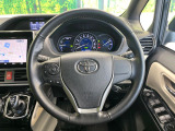 【純正革巻きステアリング】上質な革を使用することで、手にしっかり馴染みとても運転しやすいハンドルです♪