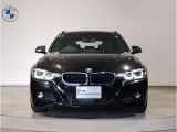 【キドニーグリル】BMWは約90年もの間、ほぼ全ての車両にひと目でBMWだと分かるこの特徴的なフロントグリルが備えられ、デザイン・アイコンとして親しまれてきました。